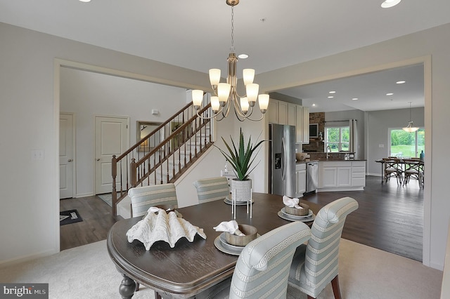 dining area featuring sink, a chandelier, and dark hardwood / wood-style floors