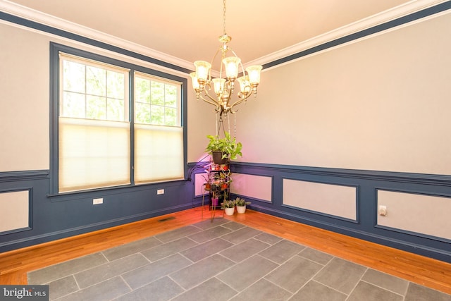 empty room with ornamental molding, dark hardwood / wood-style flooring, and a notable chandelier