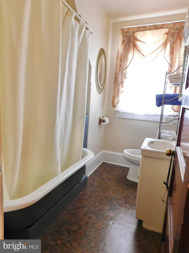 bathroom with toilet, shower / tub combo with curtain, vanity, and baseboards