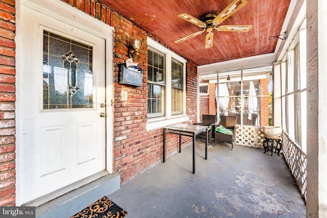 property entrance featuring ceiling fan and covered porch