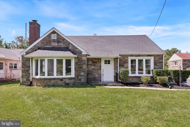 view of front of home featuring a front yard