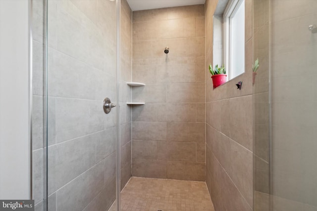 bathroom featuring tiled shower