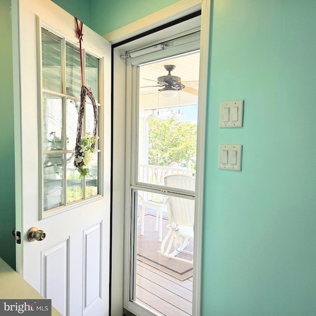 entryway featuring a ceiling fan