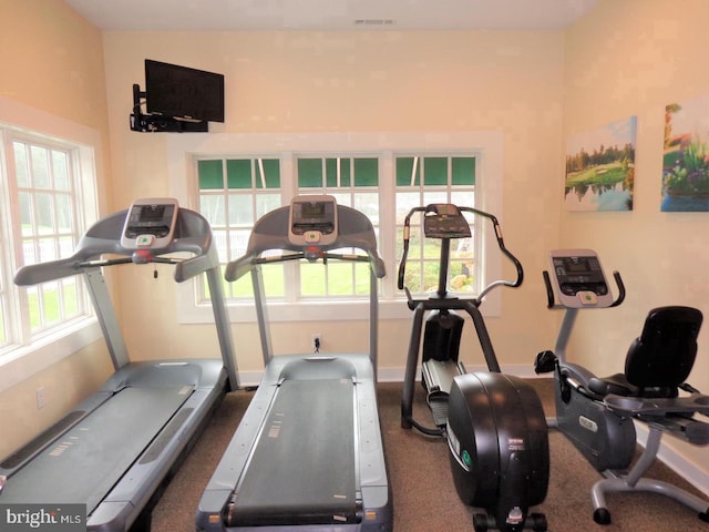 workout room featuring visible vents and baseboards