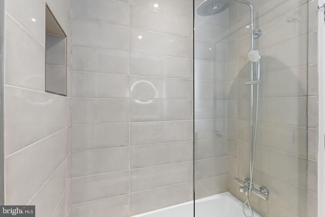 bathroom featuring a tile shower