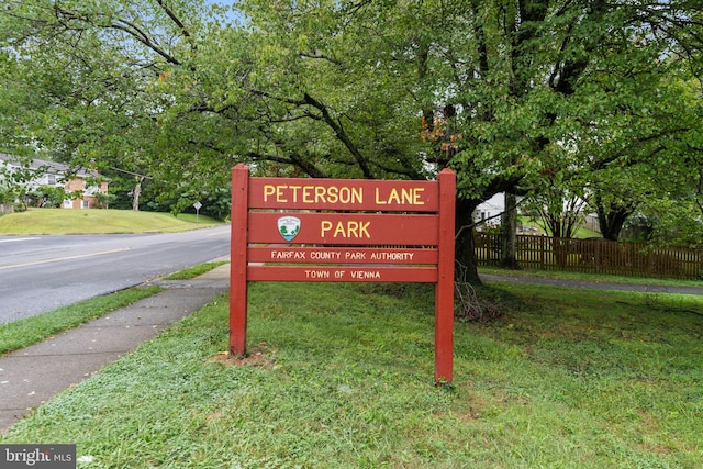 community sign with a lawn