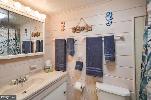 bathroom with vanity, a shower with shower curtain, and toilet