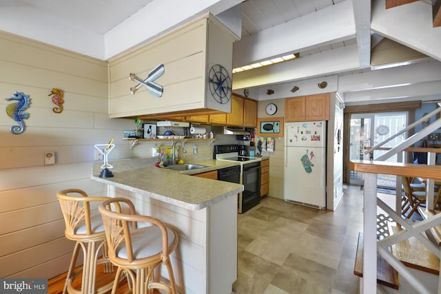 kitchen with sink, a breakfast bar area, white fridge, kitchen peninsula, and black / electric stove