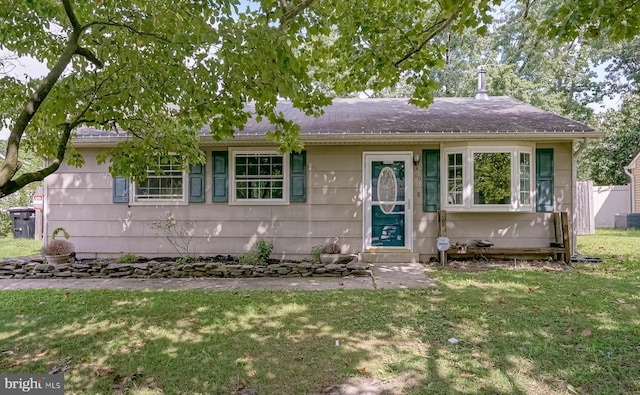 view of front of home featuring a front lawn