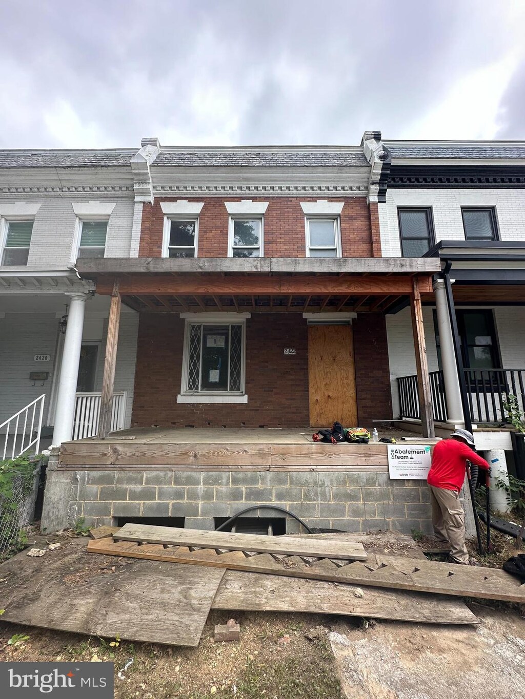 townhome / multi-family property featuring covered porch