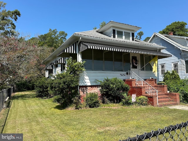 view of front of house with a front lawn