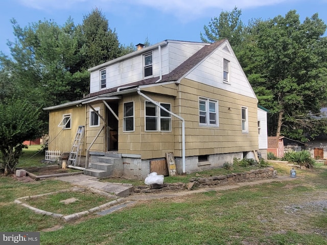 view of front of house featuring a front lawn