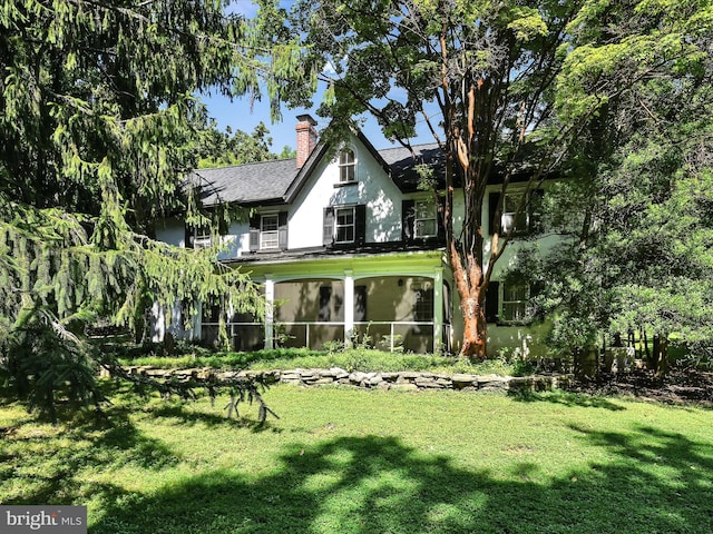 back of house featuring a yard