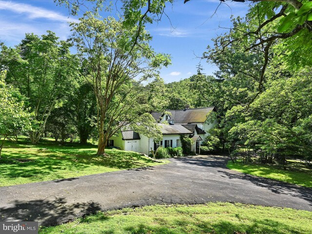 view of front of property with a front lawn