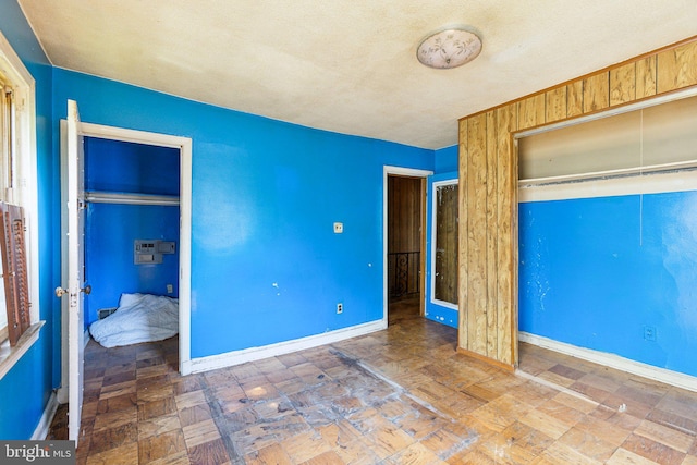 unfurnished bedroom featuring a textured ceiling