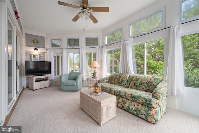 sunroom with ceiling fan