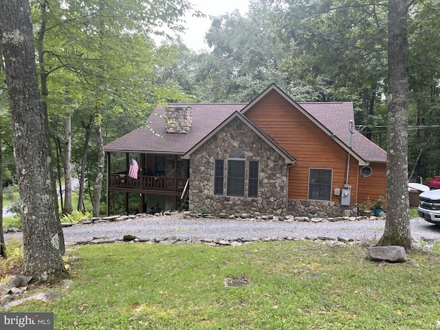 view of front facade featuring a front lawn