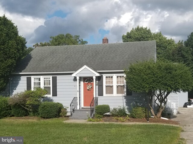 view of front of house featuring a front lawn