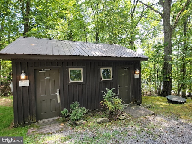 view of outdoor structure with an outbuilding