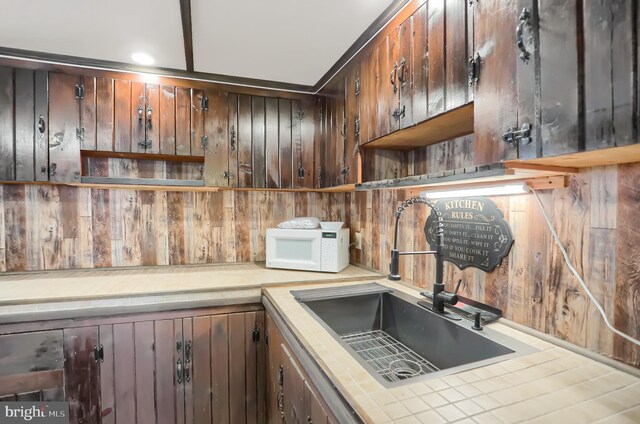 kitchen featuring sink