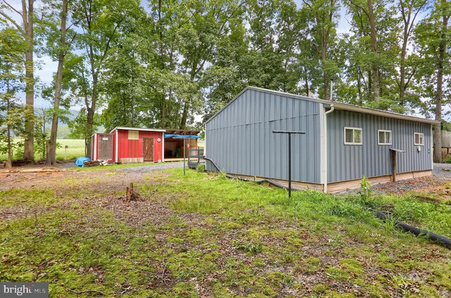 view of yard featuring a shed