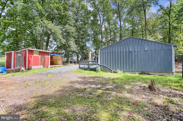 view of yard featuring a storage unit