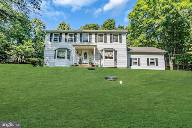 colonial home featuring a front lawn