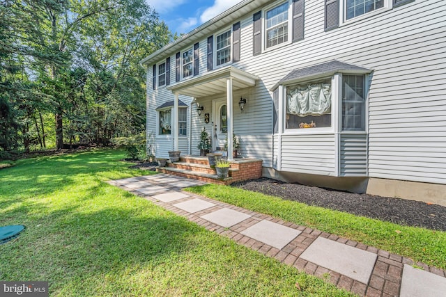 view of front facade featuring a front lawn