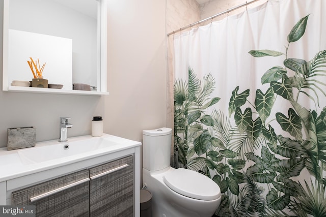 bathroom with vanity, toilet, and curtained shower