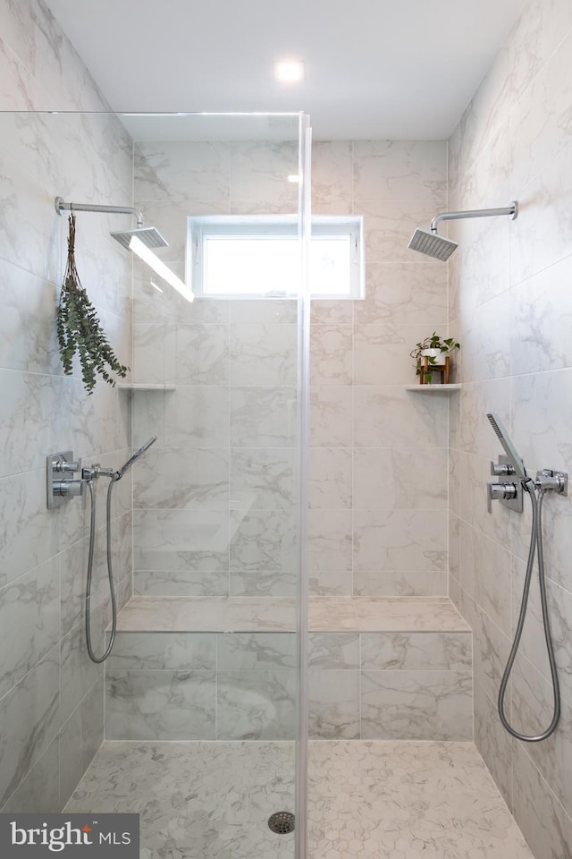 bathroom featuring a tile shower