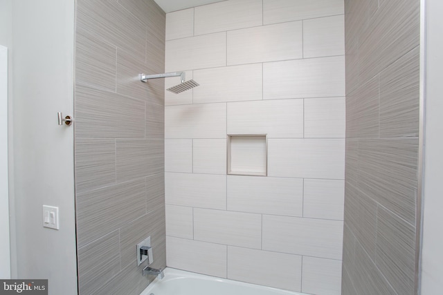 bathroom featuring tiled shower / bath combo