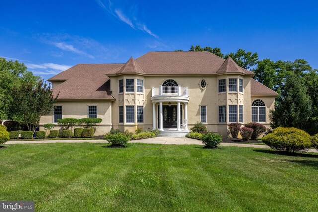 view of front of property with a front yard