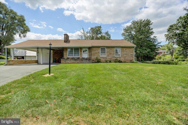 single story home featuring a front lawn and a carport