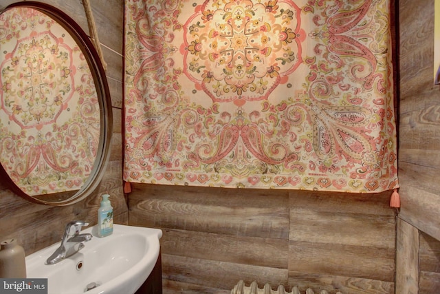 bathroom featuring a sink