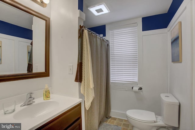 full bath featuring toilet, a shower with curtain, and vanity