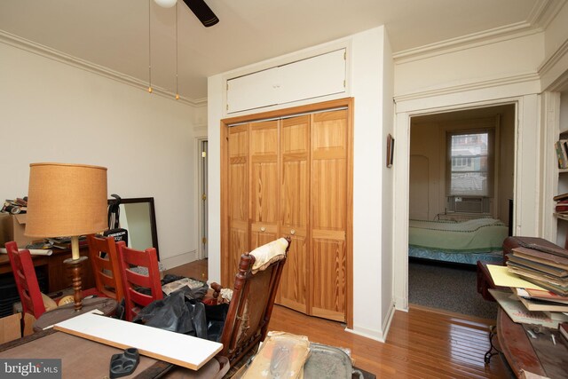 office space with ceiling fan, crown molding, cooling unit, and light wood-type flooring