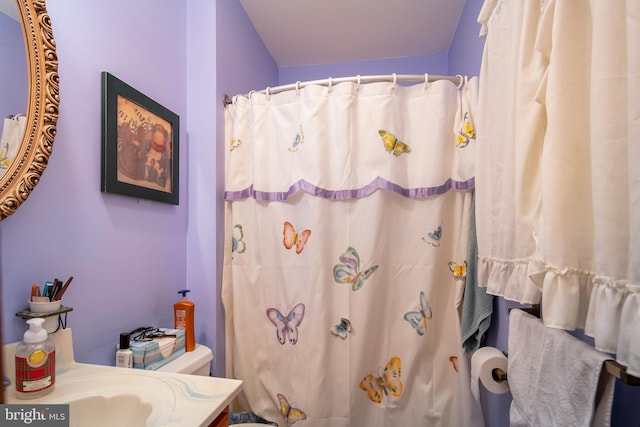 full bathroom with toilet, a shower with shower curtain, and vanity