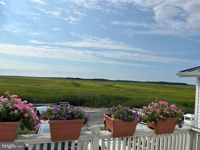 view of yard featuring a rural view