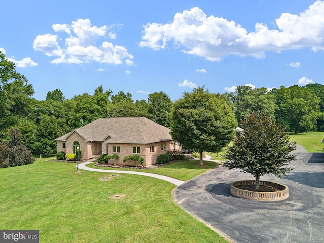 view of front of property featuring a front yard