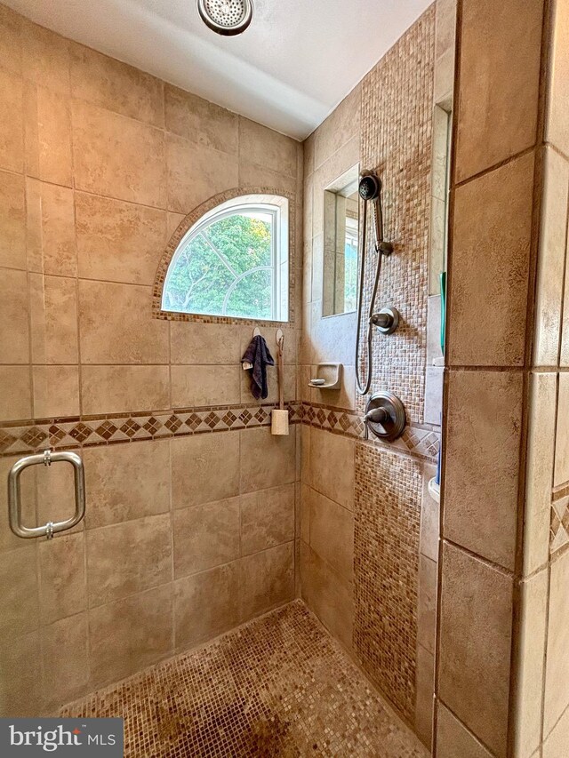 bathroom featuring tile walls and tiled tub