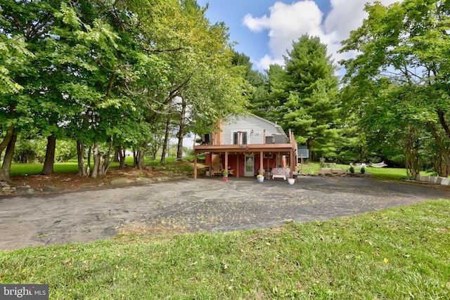 view of front facade with a front yard