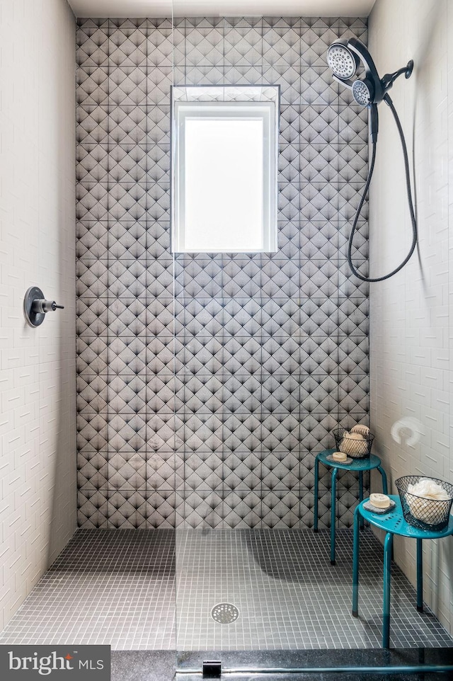 bathroom featuring tiled shower