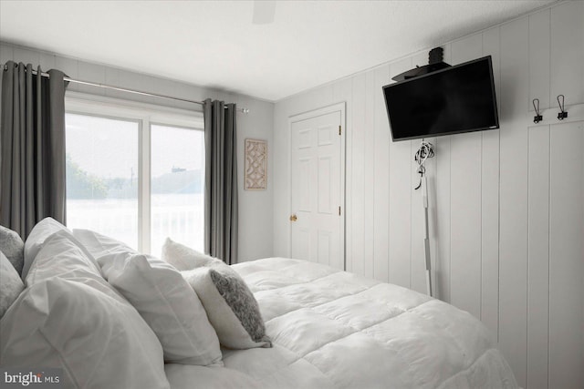 bedroom featuring ceiling fan