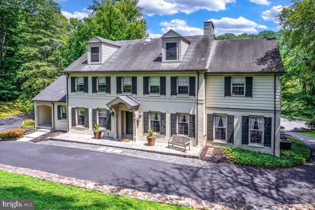 colonial home with a front yard