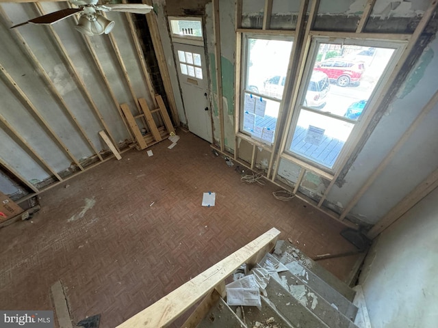 foyer entrance featuring ceiling fan