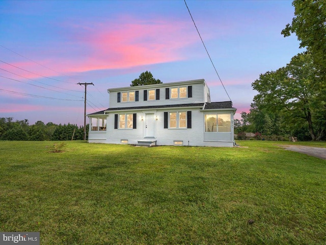 view of front of property featuring a lawn