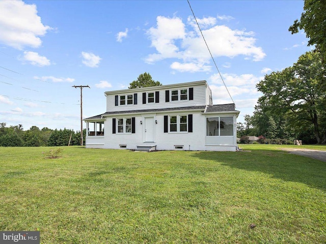 view of front facade featuring a front yard