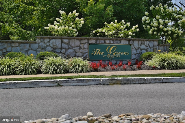 view of community / neighborhood sign