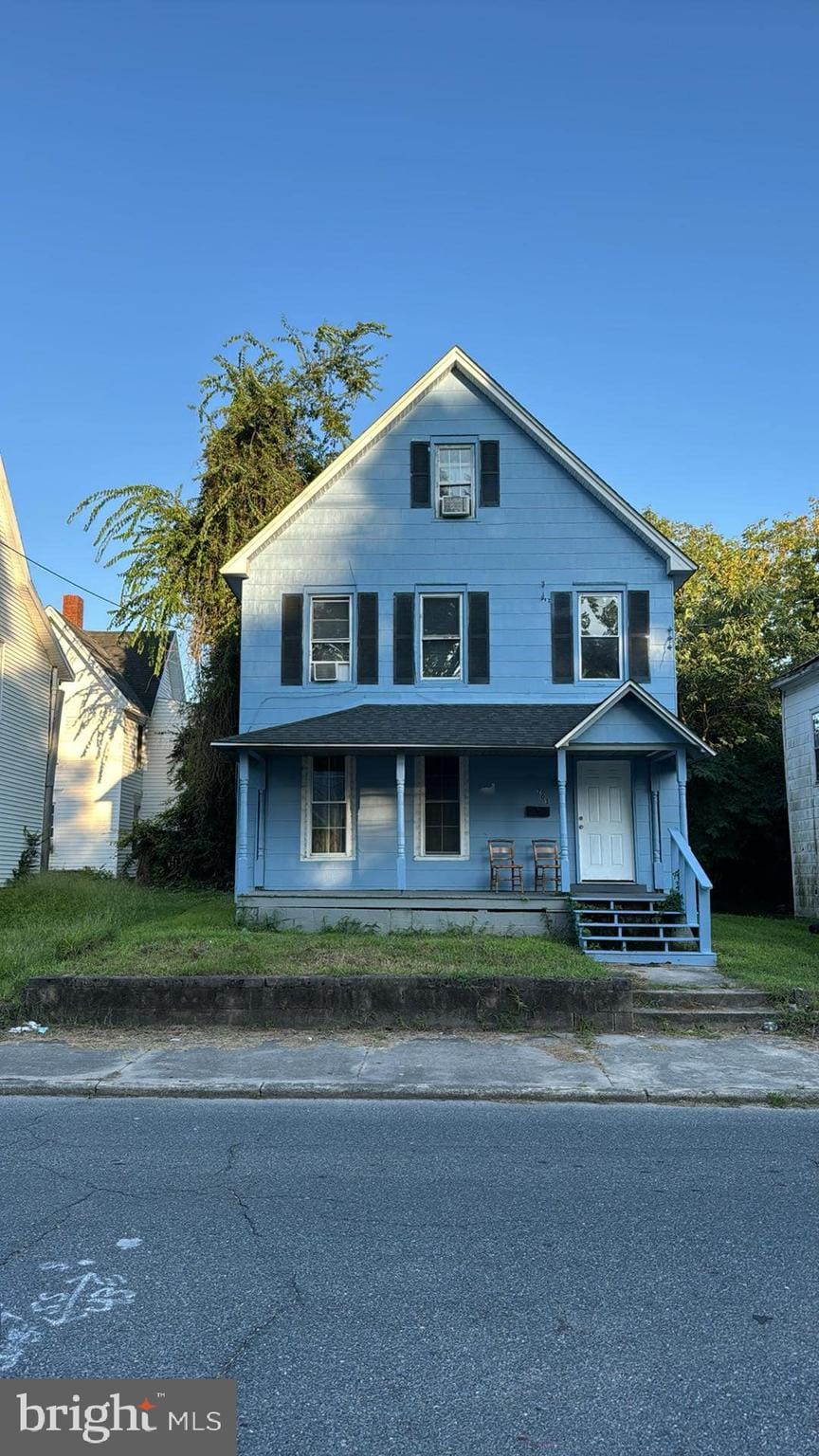 view of front facade featuring covered porch