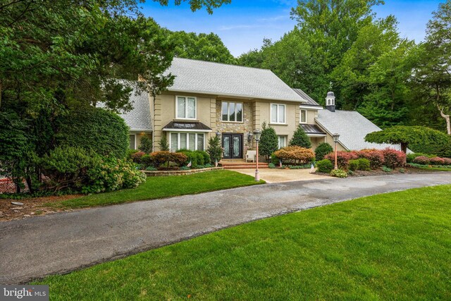 view of front of house with a front lawn